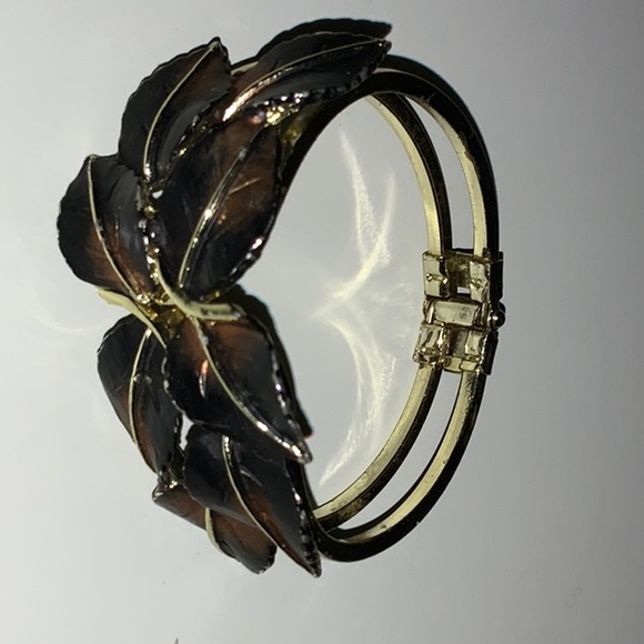 Clamper Style Leaf Motif Bracelet - Picture 5 of 16